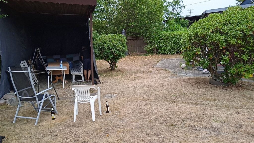Das leere Zeltdach mit Stühlen im Garten nach dem Treffen